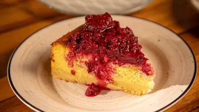 Tarta vasca con cereza y fresa