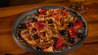 Waffle entre frutas y dulce