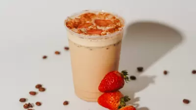 Cold brew con leche, fresa y canela